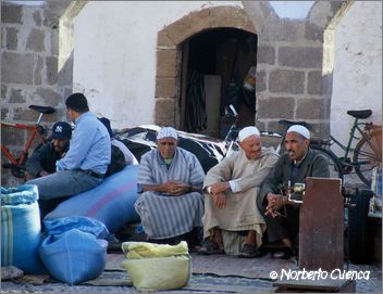 083marruecos 2003-essaouira'viejos en la calle